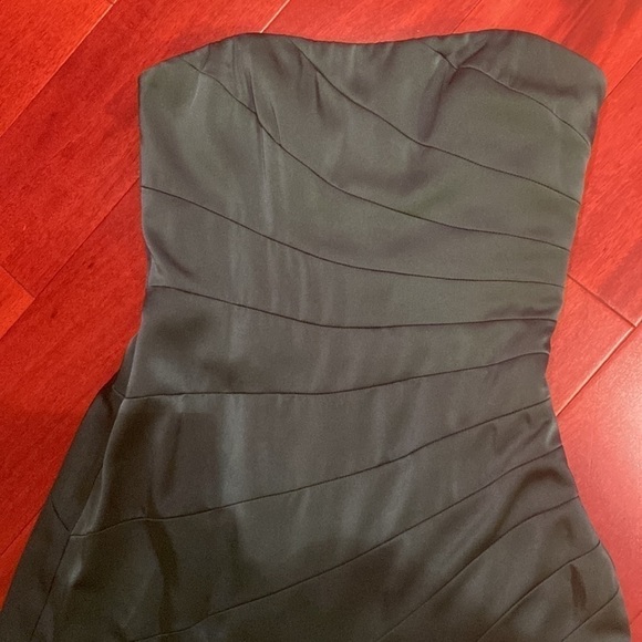 BCBG MAXAZRIA Emerald Green flare hemmed formal gown - Picture 3 of 6